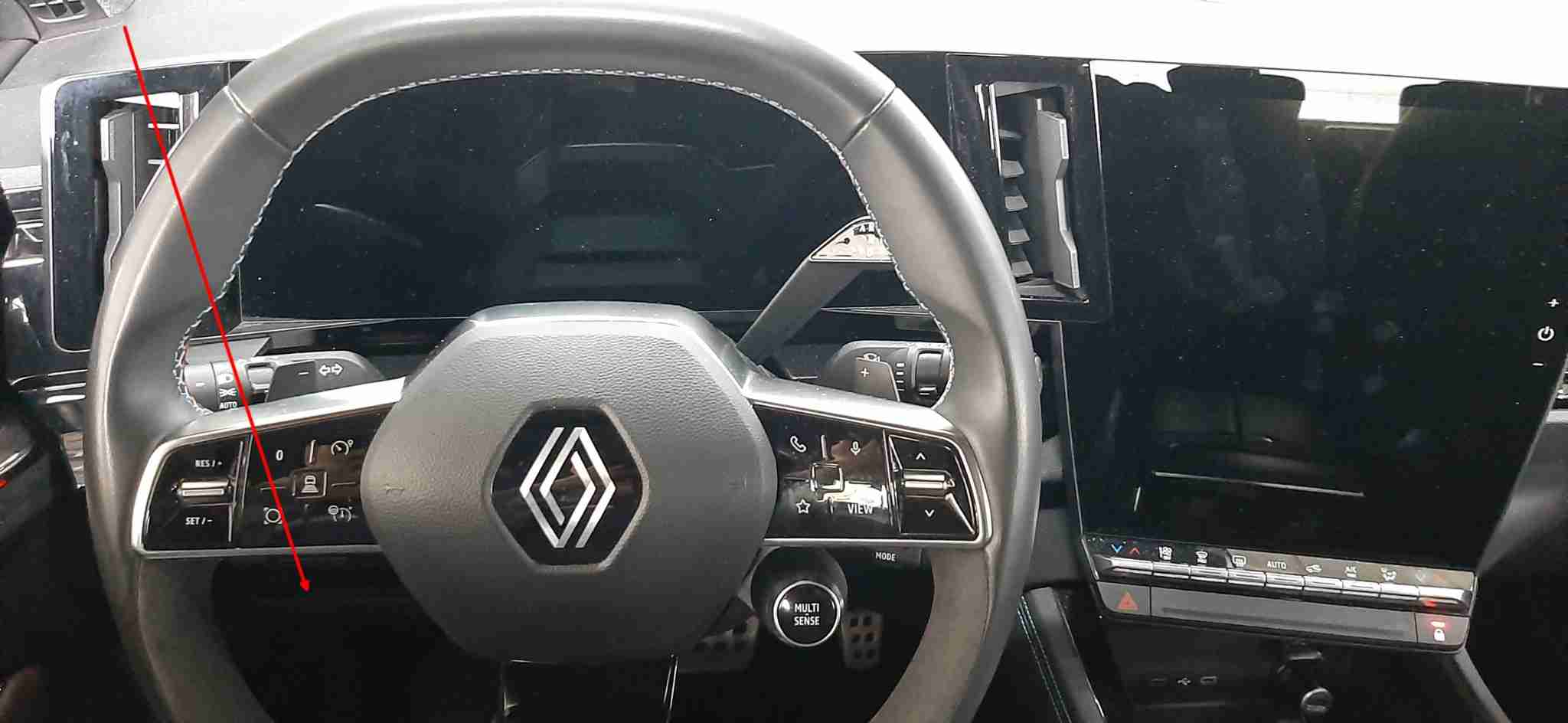 Vue détaillée du volant et des écrans de l'habitacle d'une Renault Austral pour diagnostic auto