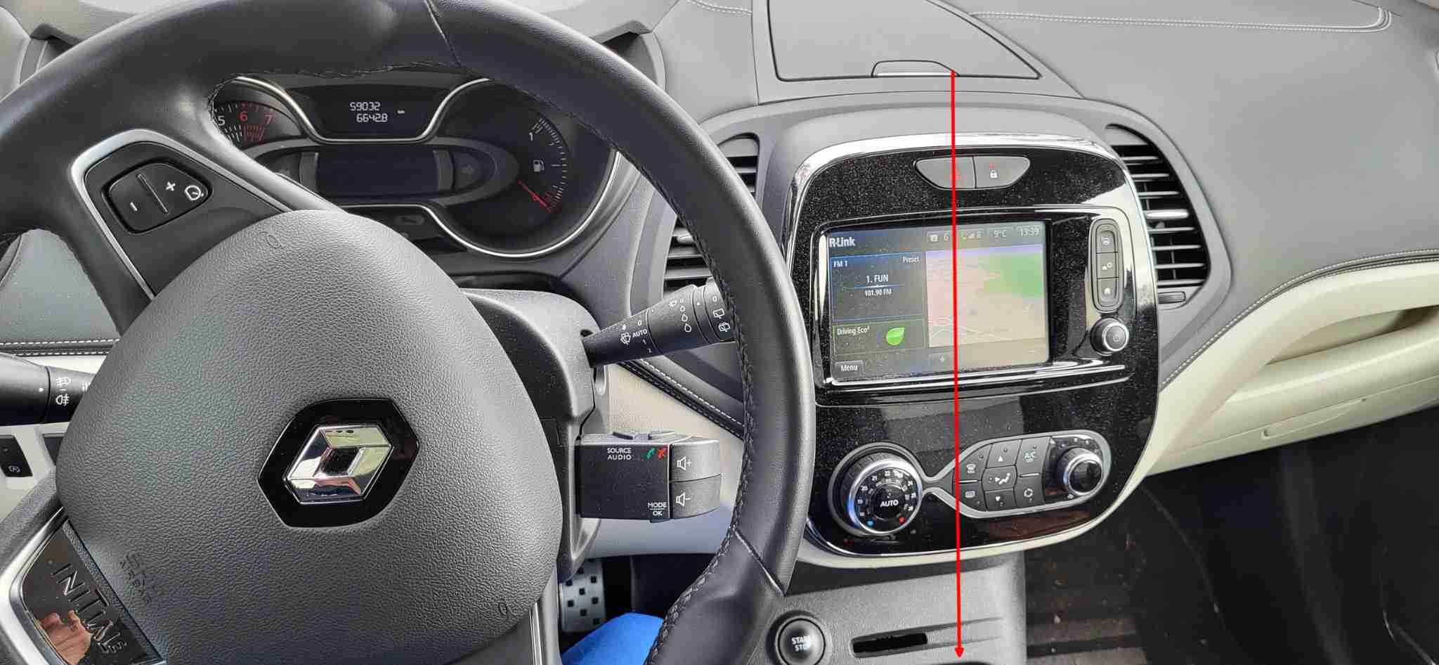 Vue sur le tableau de bord et la console centrale de l habitacle d une Renault Captur