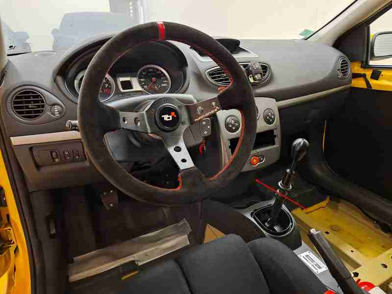 Habitacle de Renault Clio 3 RS avec volant sport en daim noir pour diagnostic automobile