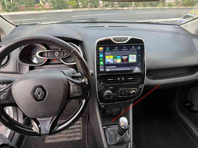 Vue intérieure de l'habitacle d'une Renault Clio 4 montrant le tableau de bord