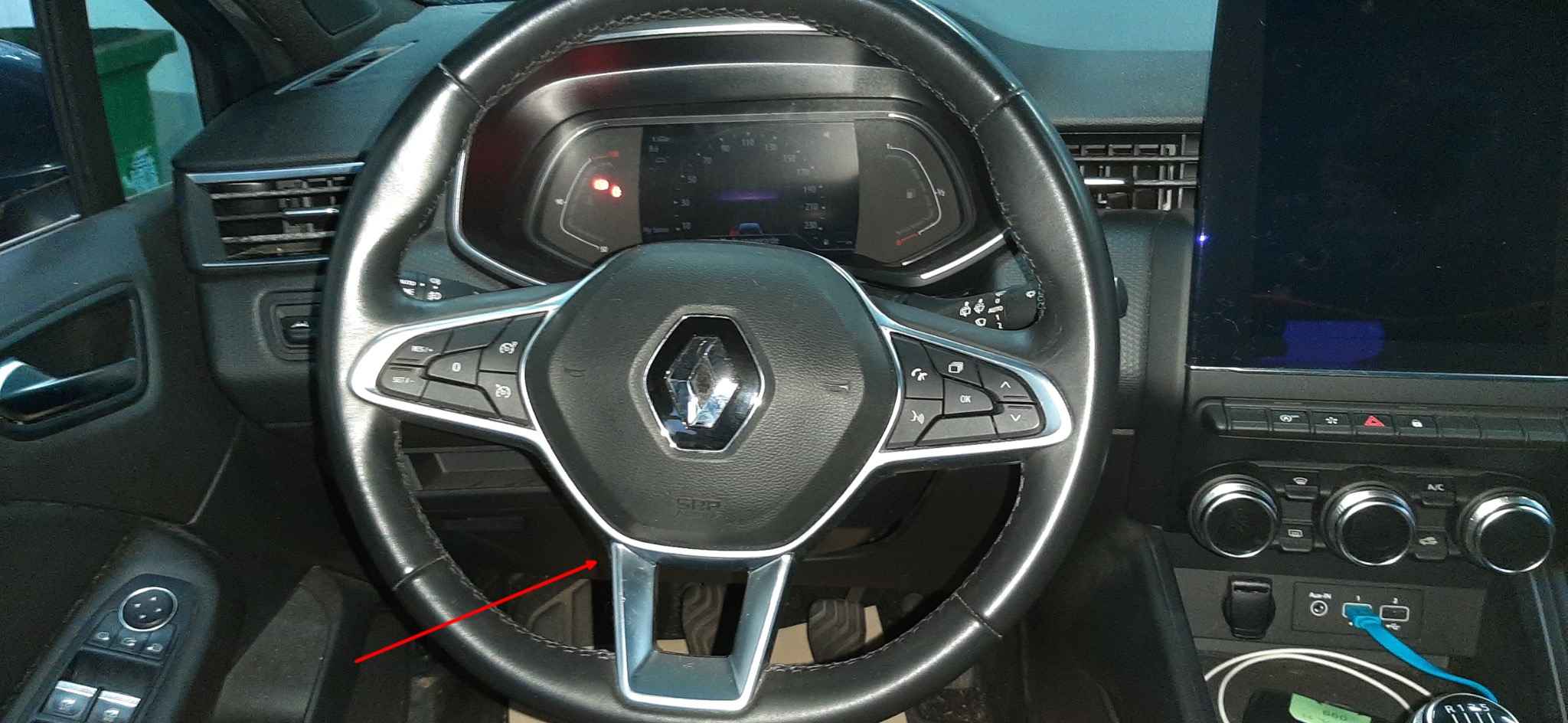 gros plan sur le volant et l habitacle d une renault clio 5 pour diagnostic automobile