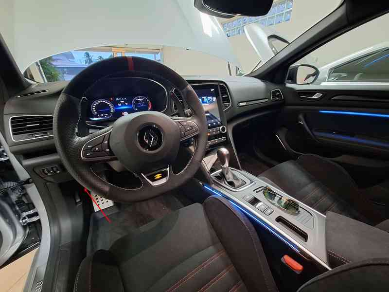 Interieur sport et volant en cuir d une Renault Megane 4 RS Trophy