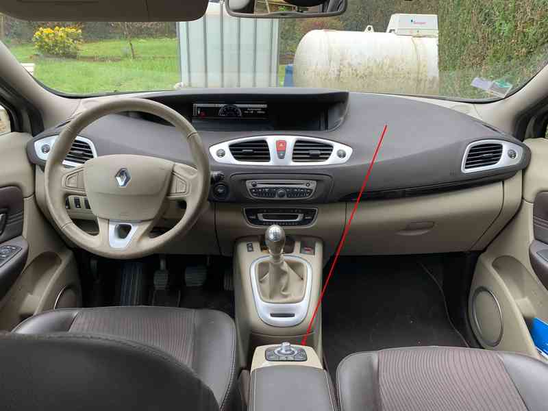 Vue intérieure de l habitacle d un monospace Renault Scenic 3 1.4 TCe d occasion