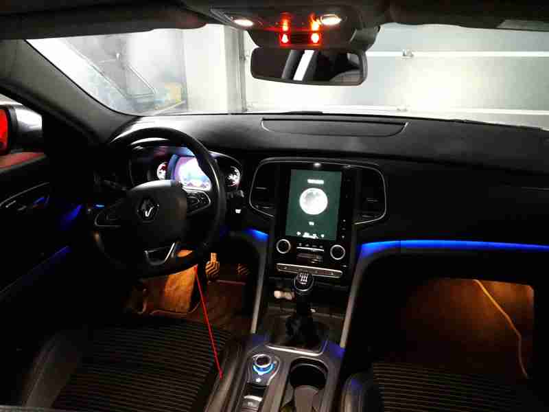 Interieur moderne de la Renault Talisman avec ecran tactile et eclairage led bleu