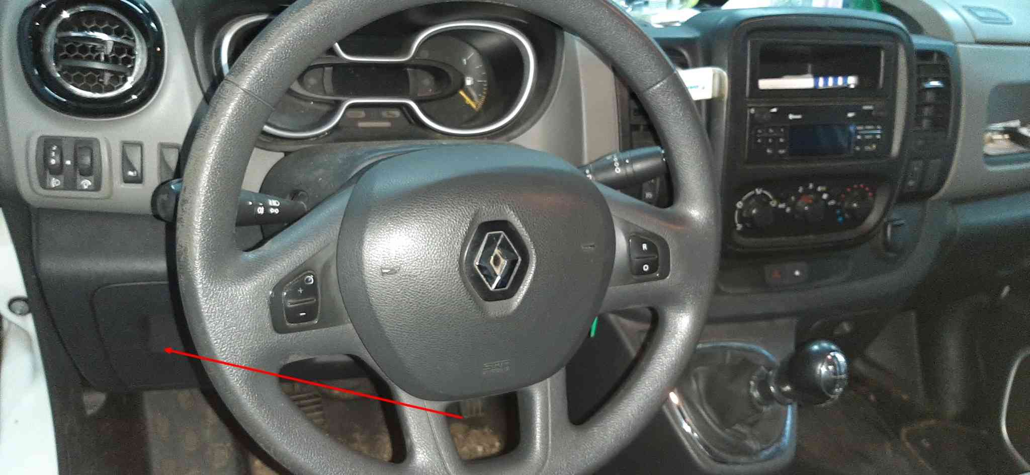 Emplacement de la prise de diagnostic OBD sous le volant du Renault Trafic 3