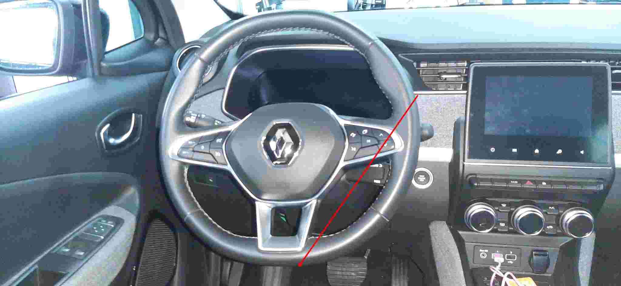 Vue intérieure de l habitacle d une Renault Zoe avec son volant et l écran central