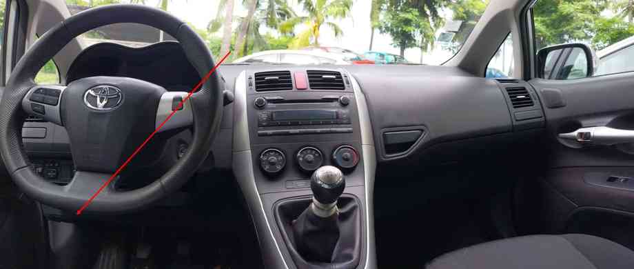 Vue de l habitacle et du volant d une Toyota Auris II pour diagnostic auto