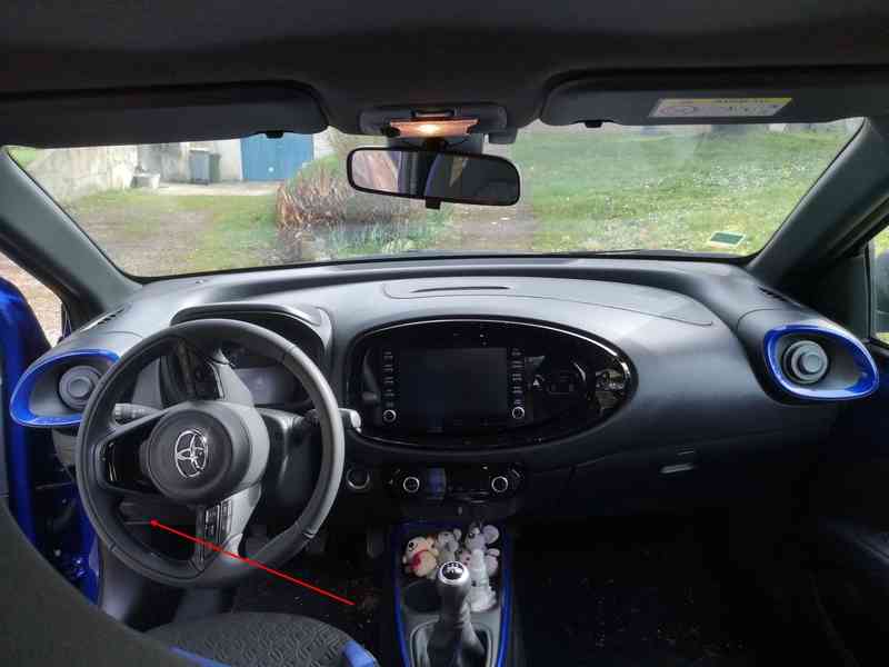 Vue intérieure de l habitacle d une Toyota Aygo X pour connecter une valise de diagnostic