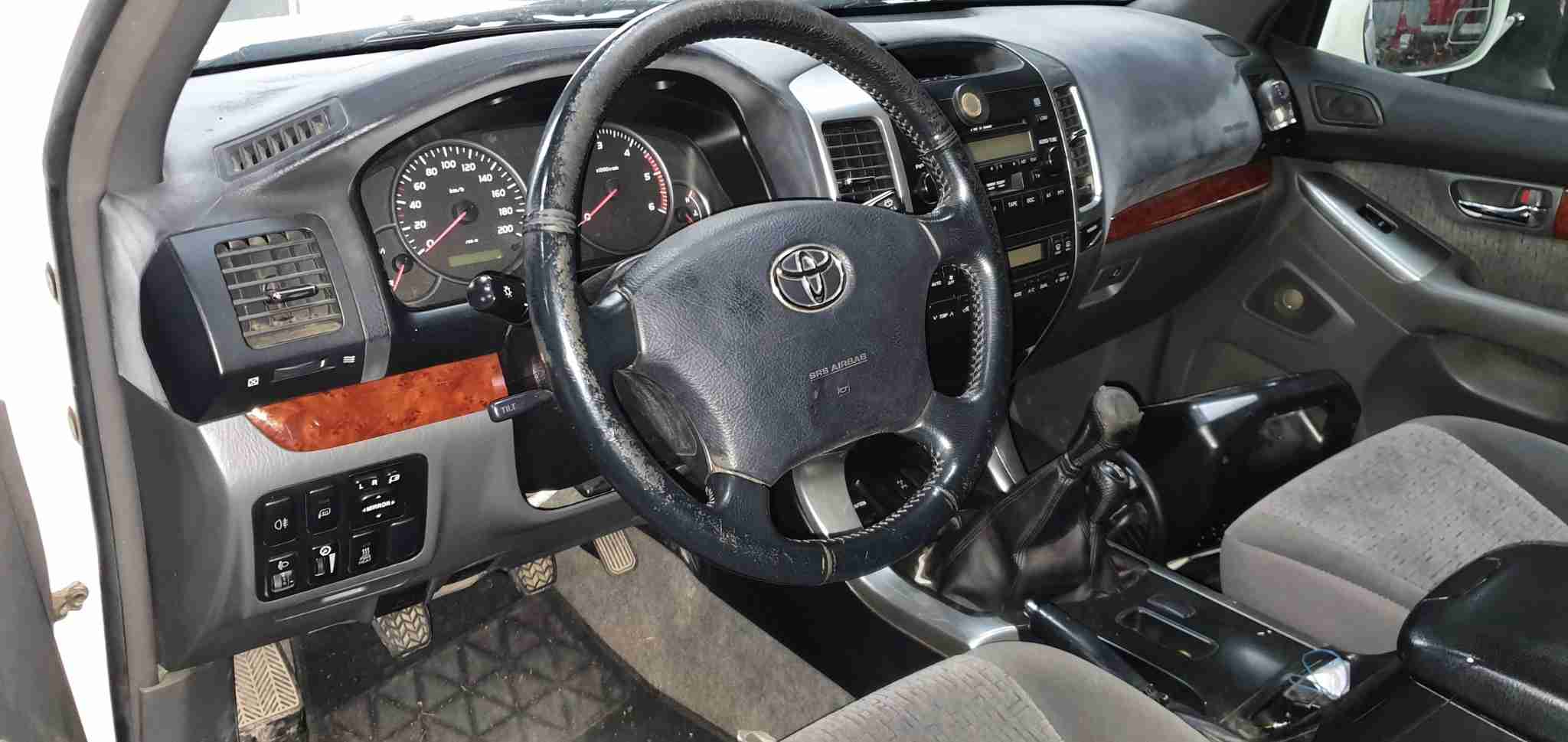 Vue de l interieur et du volant d une Toyota Land Cruiser pour diagnostic auto