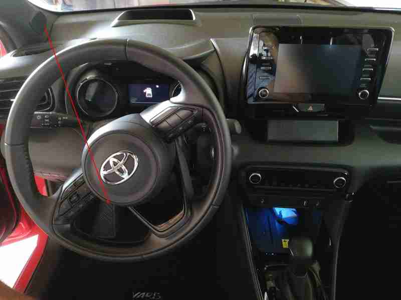 Vue intérieure de l'habitacle d'une Toyota Yaris hybride avec son volant