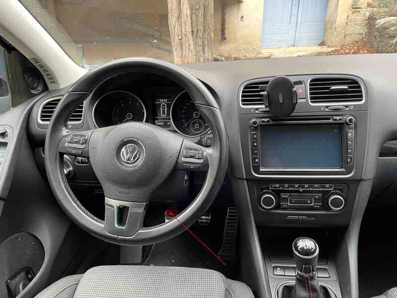 Vue de l habitacle d une Volkswagen Golf 6 avec repere vers la prise de diagnostic OBD