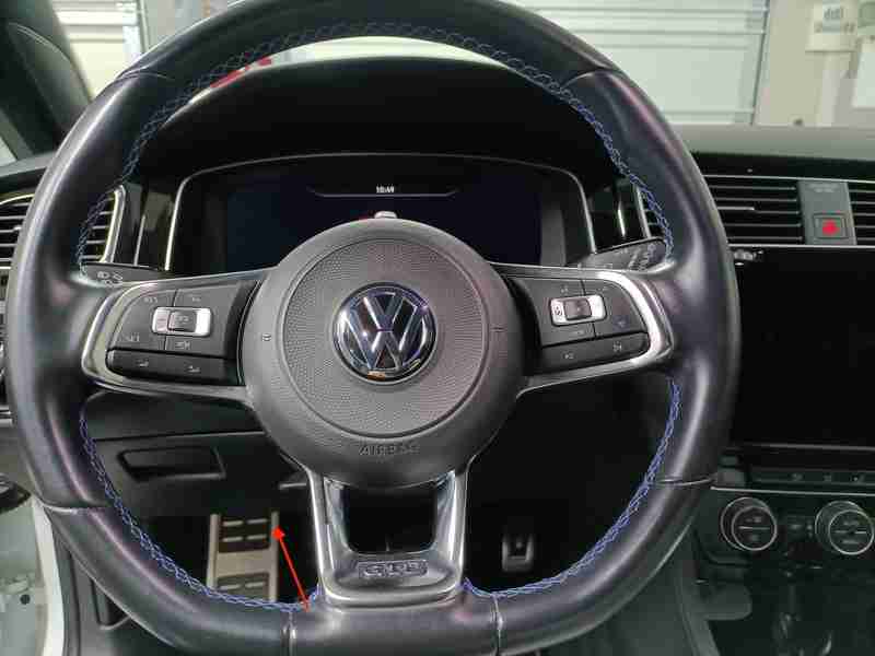 Intérieur et volant en cuir d une Volkswagen Golf 7 pour diagnostic auto