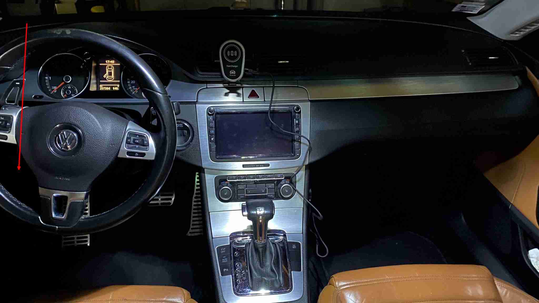 Vue de l interieur de l habitacle d une Volkswagen Passat CC avec volant et console centrale