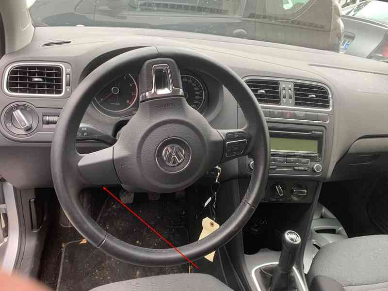 Vue intérieure de l'habitacle et du volant d'une Volkswagen Polo 5 pour diagnostic auto