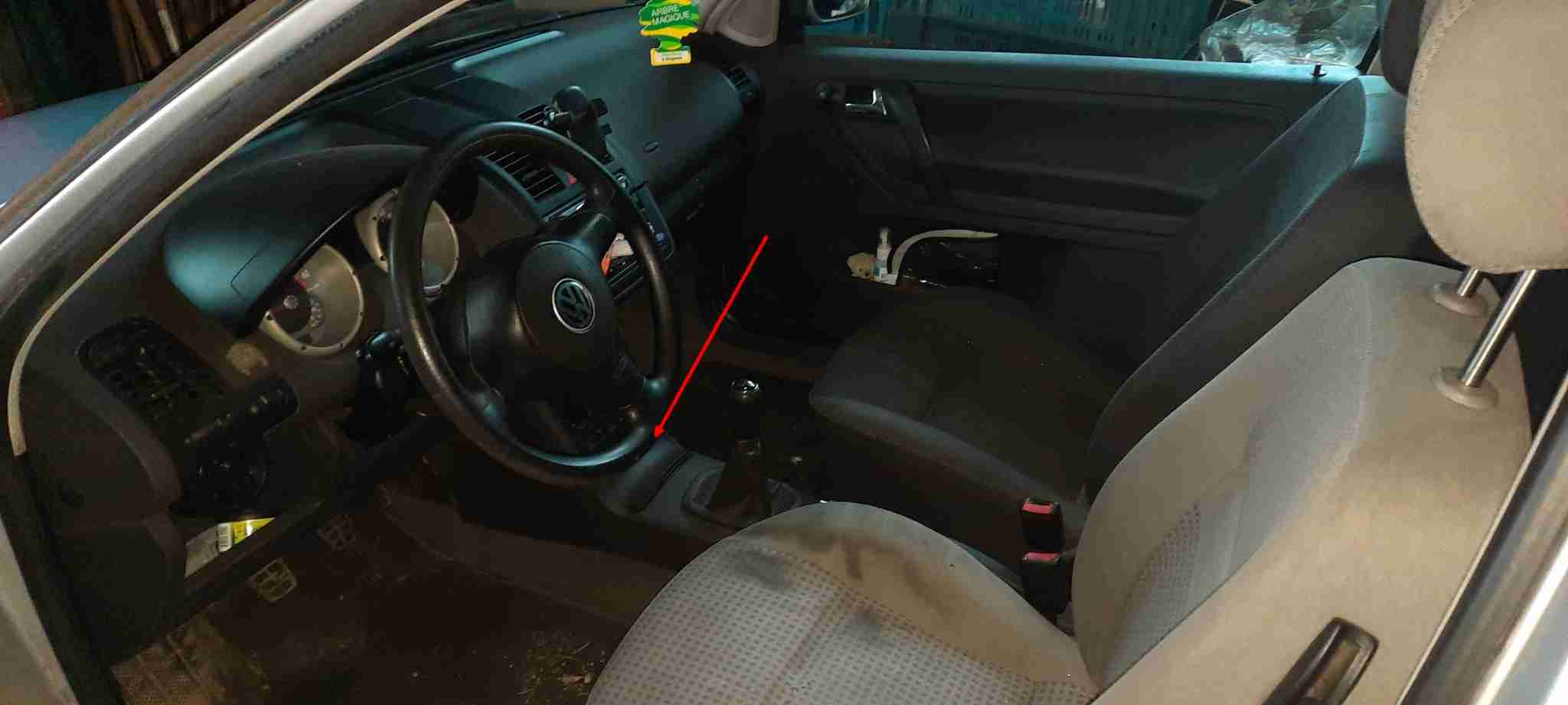 Vue intérieure de l'habitacle d'une Volkswagen Polo 3 montrant l'accès à la prise OBD