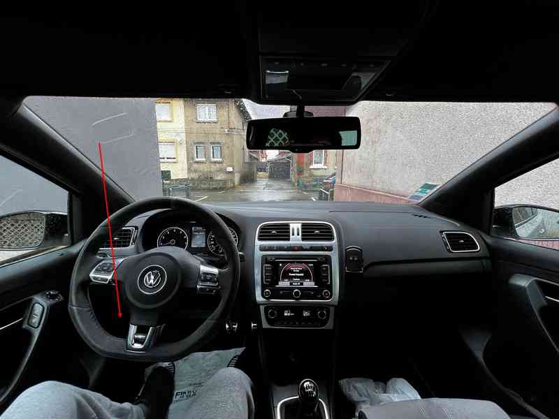 Habitacle et volant sport d une Volkswagen Polo R WRC de 220 chevaux