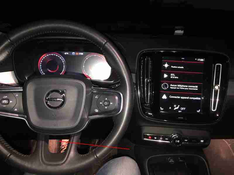 Tableau de bord et ecran tactile dans l habitacle d une Volvo XC40
