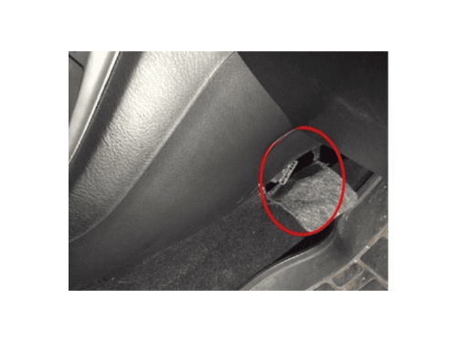 Localisation du connecteur de diagnostic OBD entouré en rouge dans une Honda Accord
