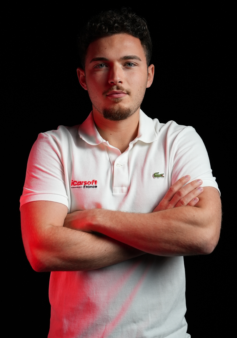 Portrait de Hugo en polo blanc de l equipe iCarsoft France sur fond noir