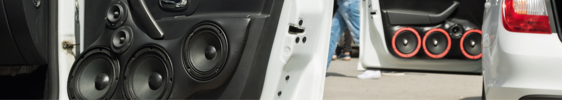Panneau de portière de voiture modifié avec de nombreux haut-parleurs audio