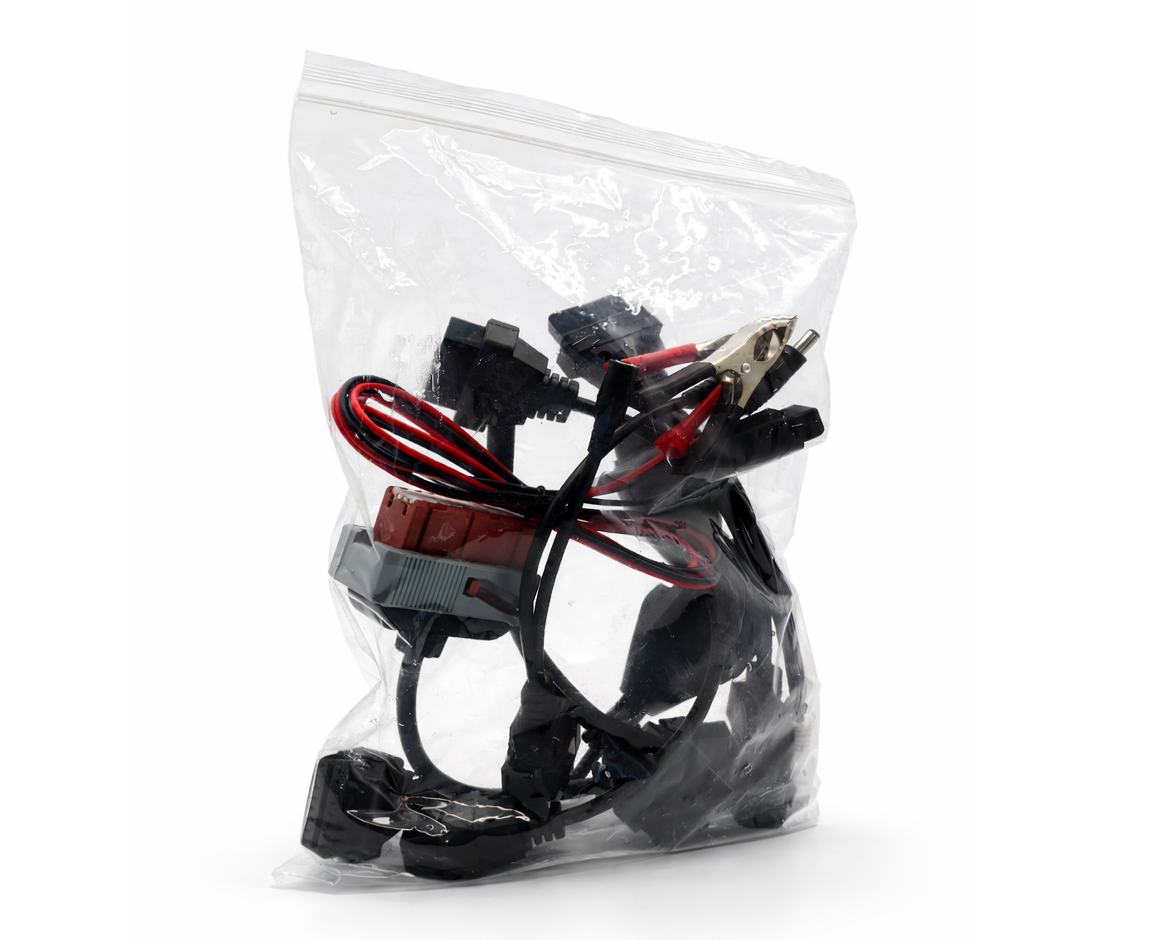 Sachet plastique transparent contenant un kit de huit adaptateurs de diagnostic OBD2