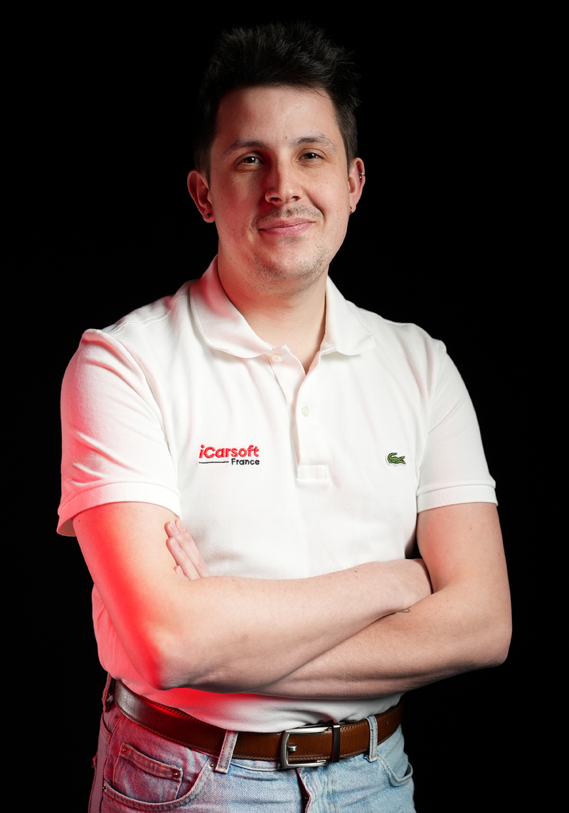 Portrait de Matthieu de l équipe iCarsoft France en polo blanc