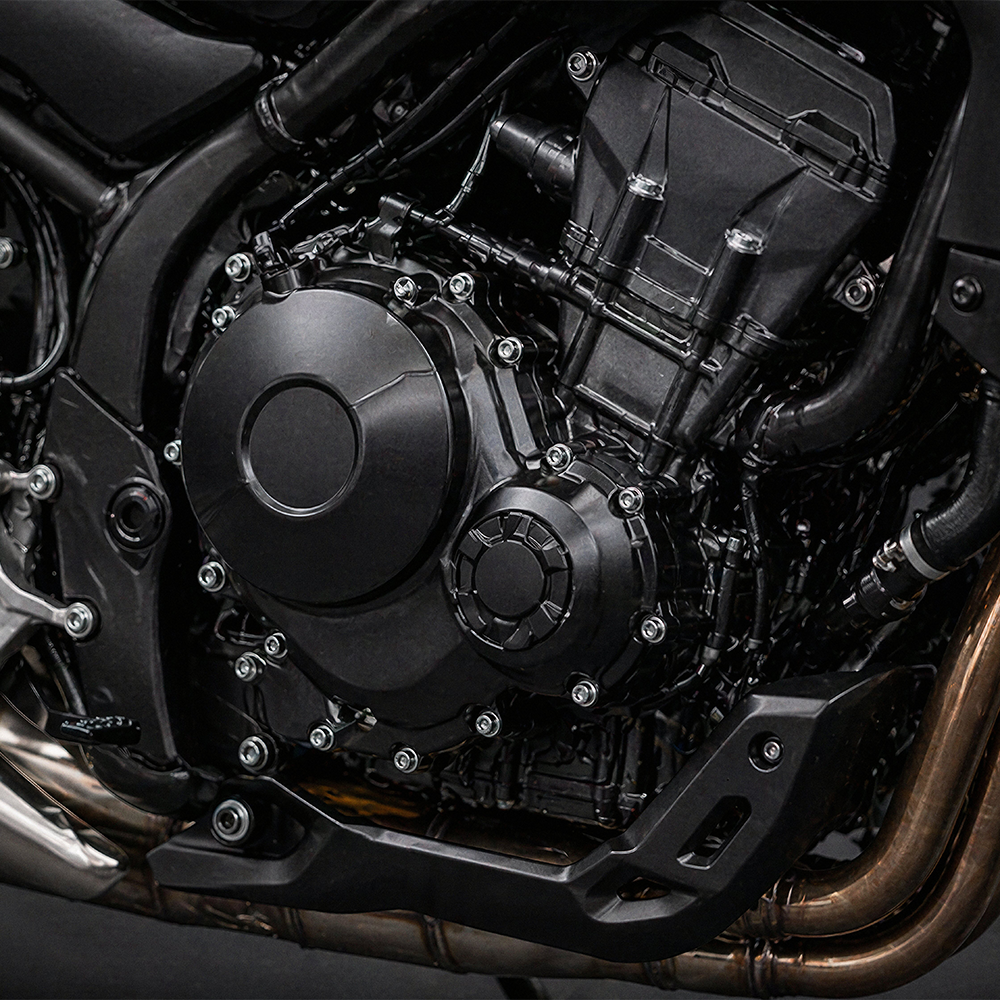 Vue détaillée du bloc moteur noir et des carters d une moto de grosse cylindrée