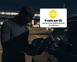 Voleur avec ordinateur pres de la prise OBD pour un piratage de voiture