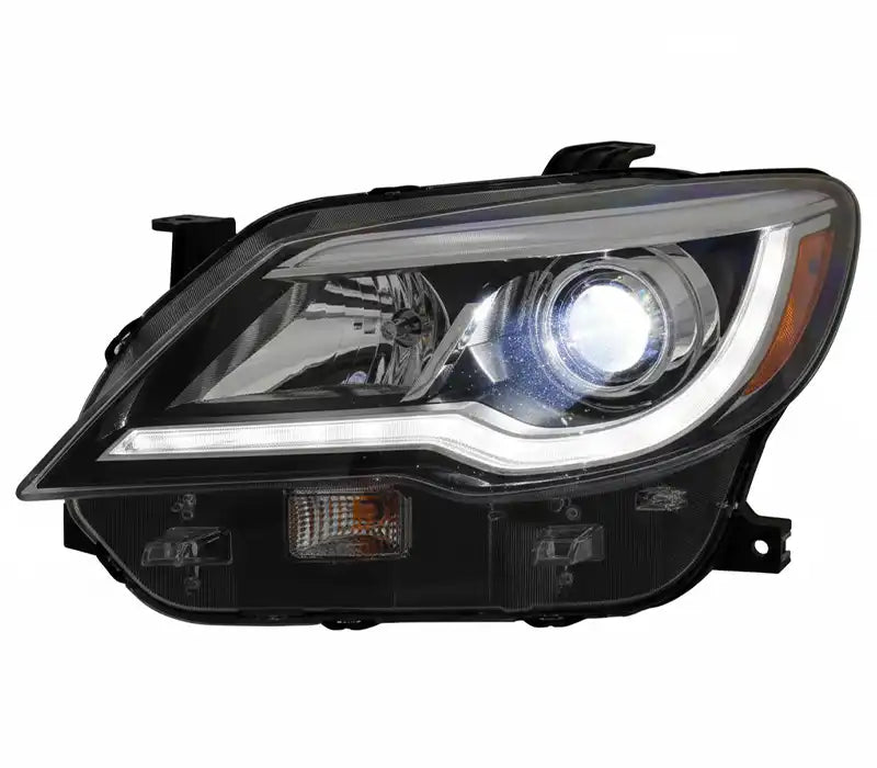 Phare avant de voiture moderne avec feux de jour à LED et projecteur lenticulaire