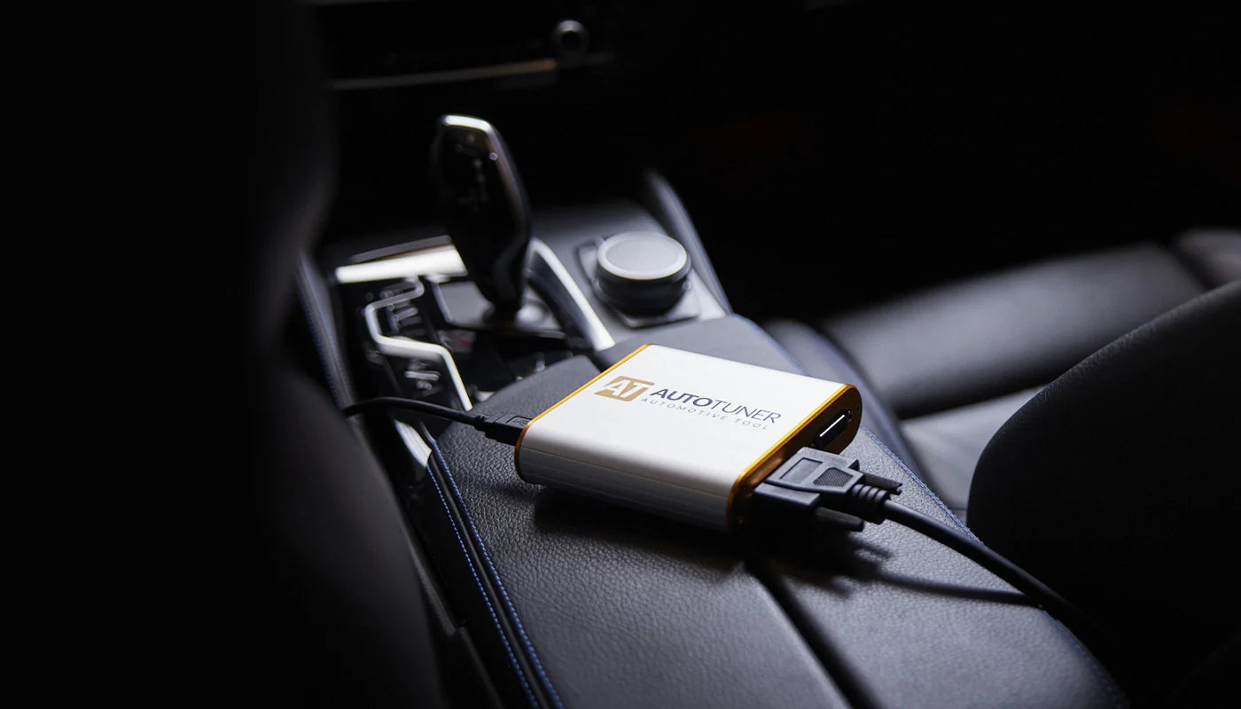 Outil de programmation et chiptuning Autotuner branche sur la prise OBD d une voiture