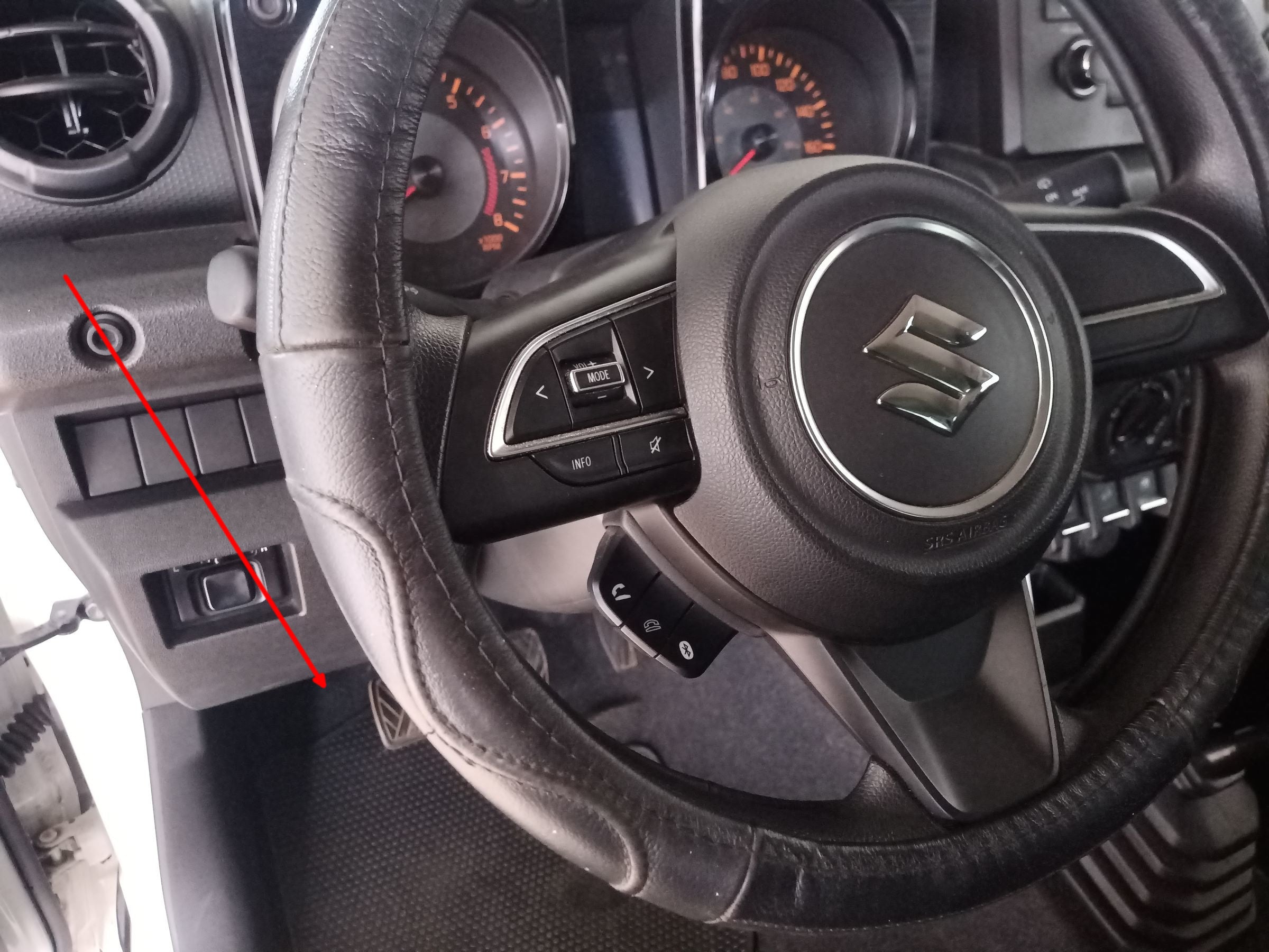 Vue sur le pédalier et la pédale d embrayage d un Suzuki Jimny