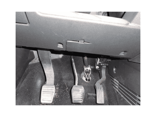 Vue sur le pedalier avec l embrayage le frein et l accelerateur d une Ford Fusion
