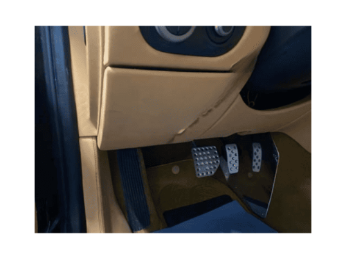 Pedalier sport en aluminium et repose-pied d une Ferrari 599 GTB