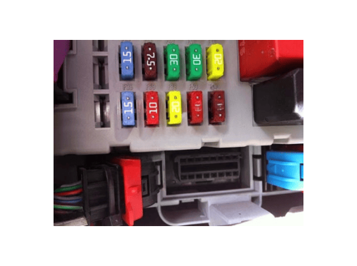 Emplacement de la prise de diagnostic OBD sous la boite a fusibles de la Fiat Punto 3