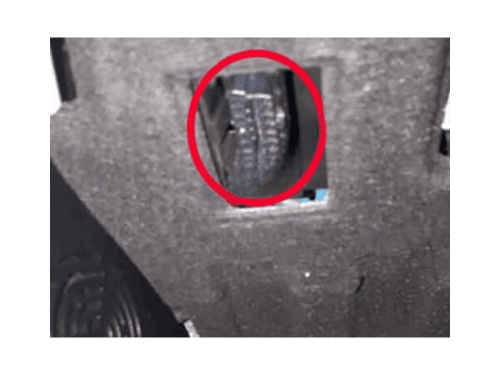 Emplacement de la prise OBD sur une BMW i8 phase 1 sous le tableau de bord