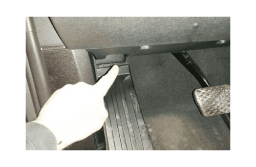 Localisation de la prise de diagnostic OBD sous le tableau de bord d une BMW X6 E71