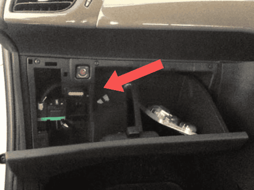 Emplacement de la prise de diagnostic OBD2 dans la boite a gants d une Citroen DS3