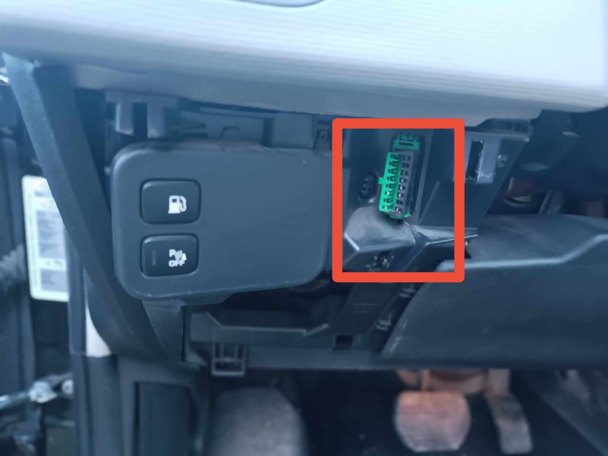 Emplacement de la prise OBD verte sous le tableau de bord d une Citroen