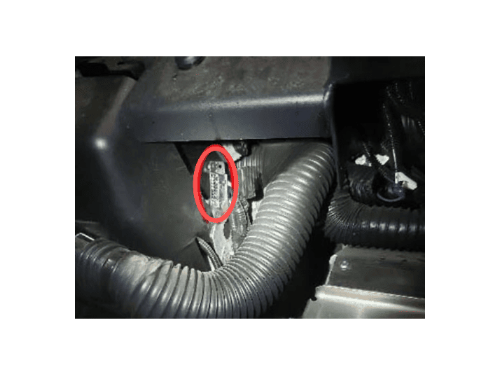 Localisation de la prise de diagnostic OBD sous le capot moteur d'un véhicule