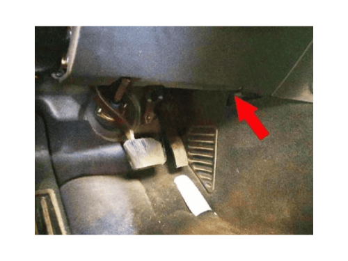 Emplacement de la prise OBD sous les pedales d une Ford Thunderbird 11
