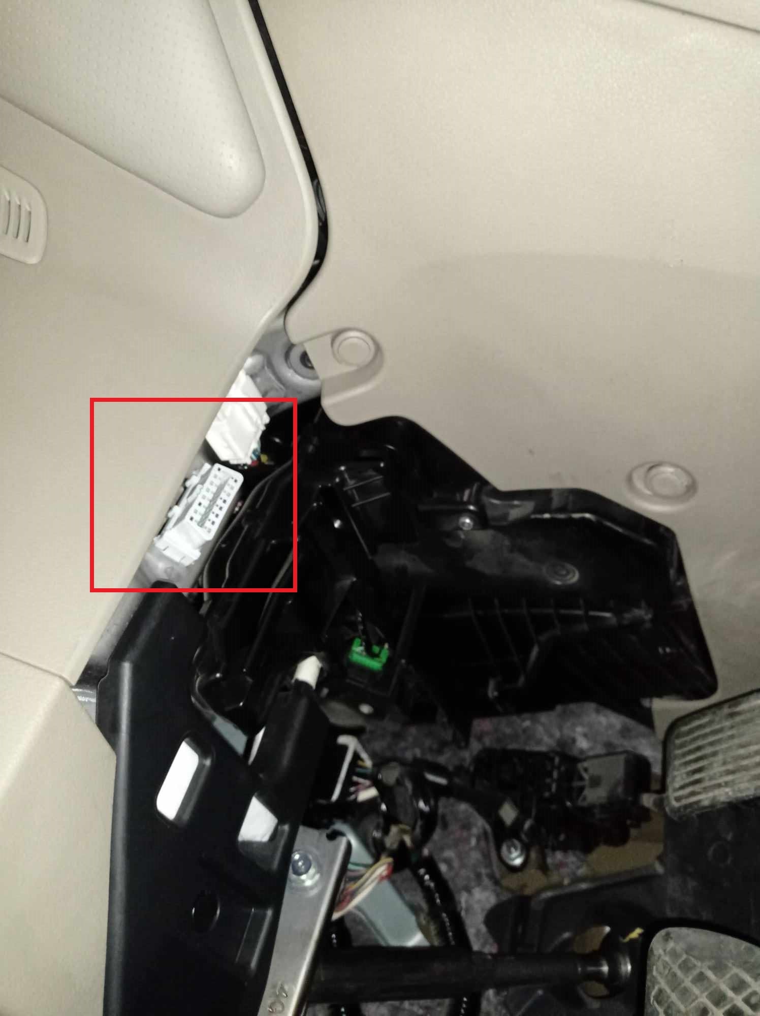 Localisation de la prise de diagnostic OBD sous le tableau de bord d'un véhicule