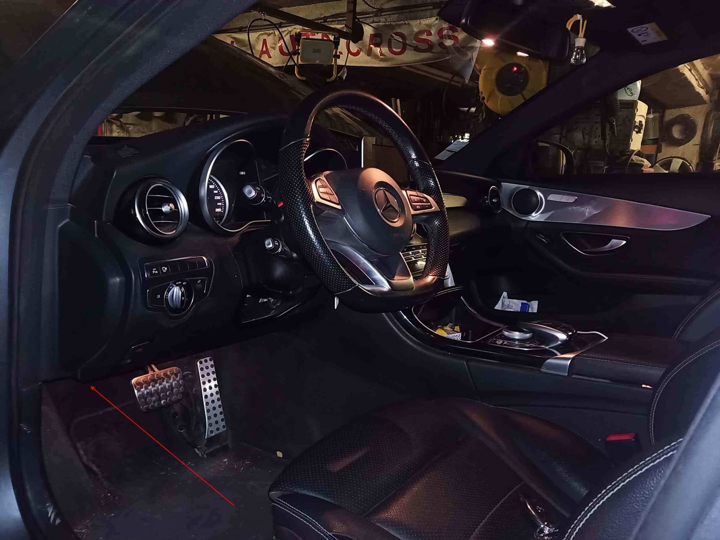 Fleche rouge indiquant l emplacement de la prise OBD dans l habitacle d une Mercedes Classe C S205