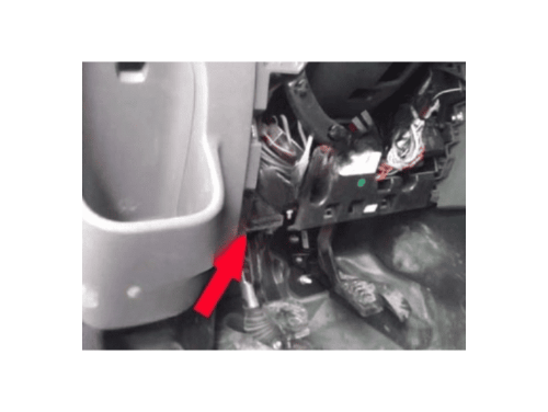 Photo montrant l'emplacement de la prise OBD sur un Ford Transit 5 près des pédales