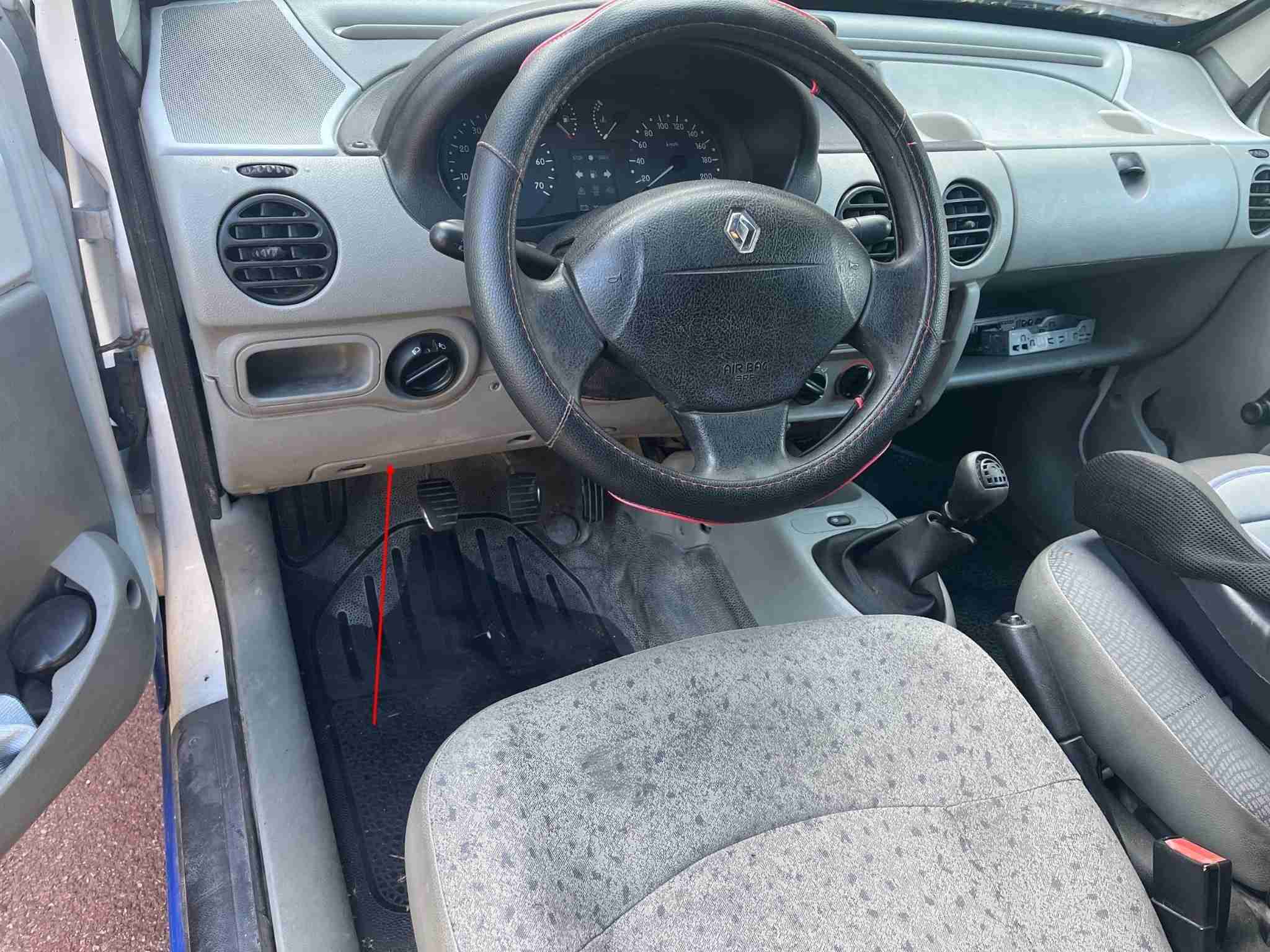 Emplacement de la prise de diagnostic OBD sous le volant d un utilitaire Renault Kangoo