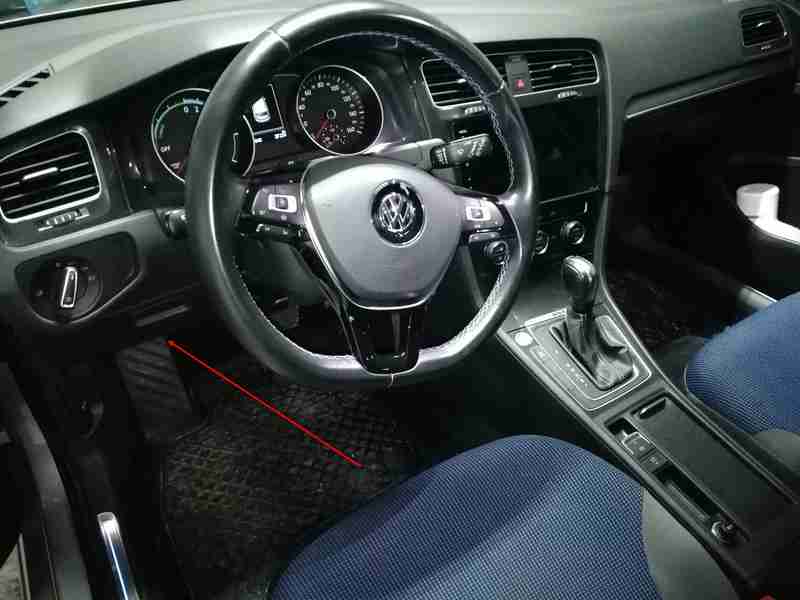 Emplacement de la prise de diagnostic OBD2 sous le volant d une Volkswagen e Golf