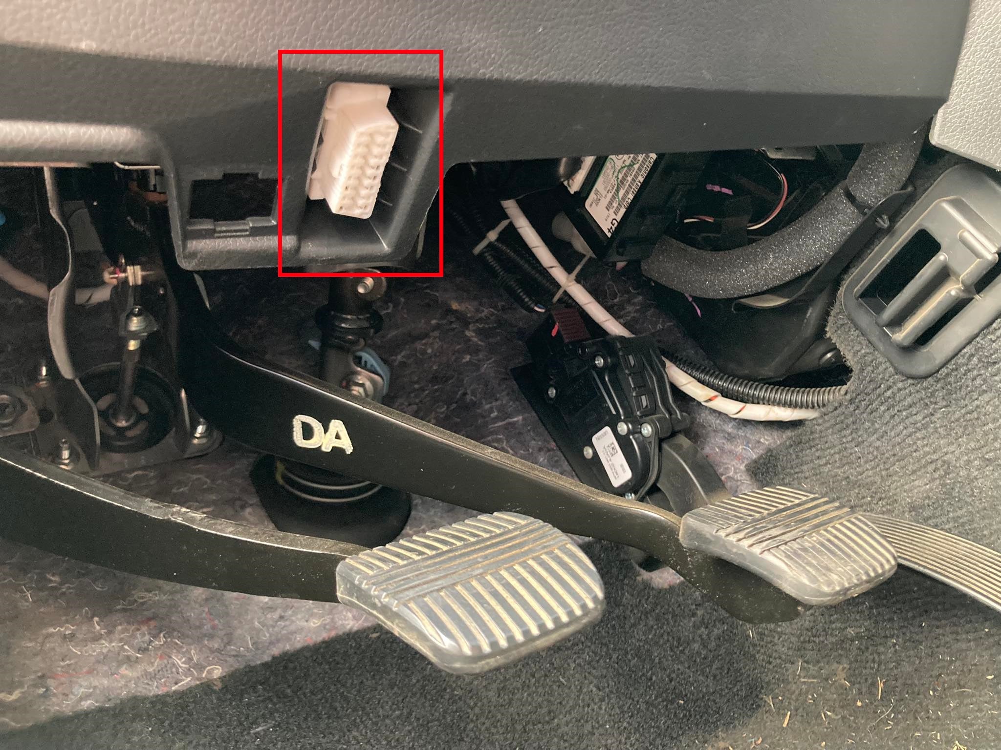 Emplacement de la prise OBD blanche sur un Nissan Navara NP300 de 2021