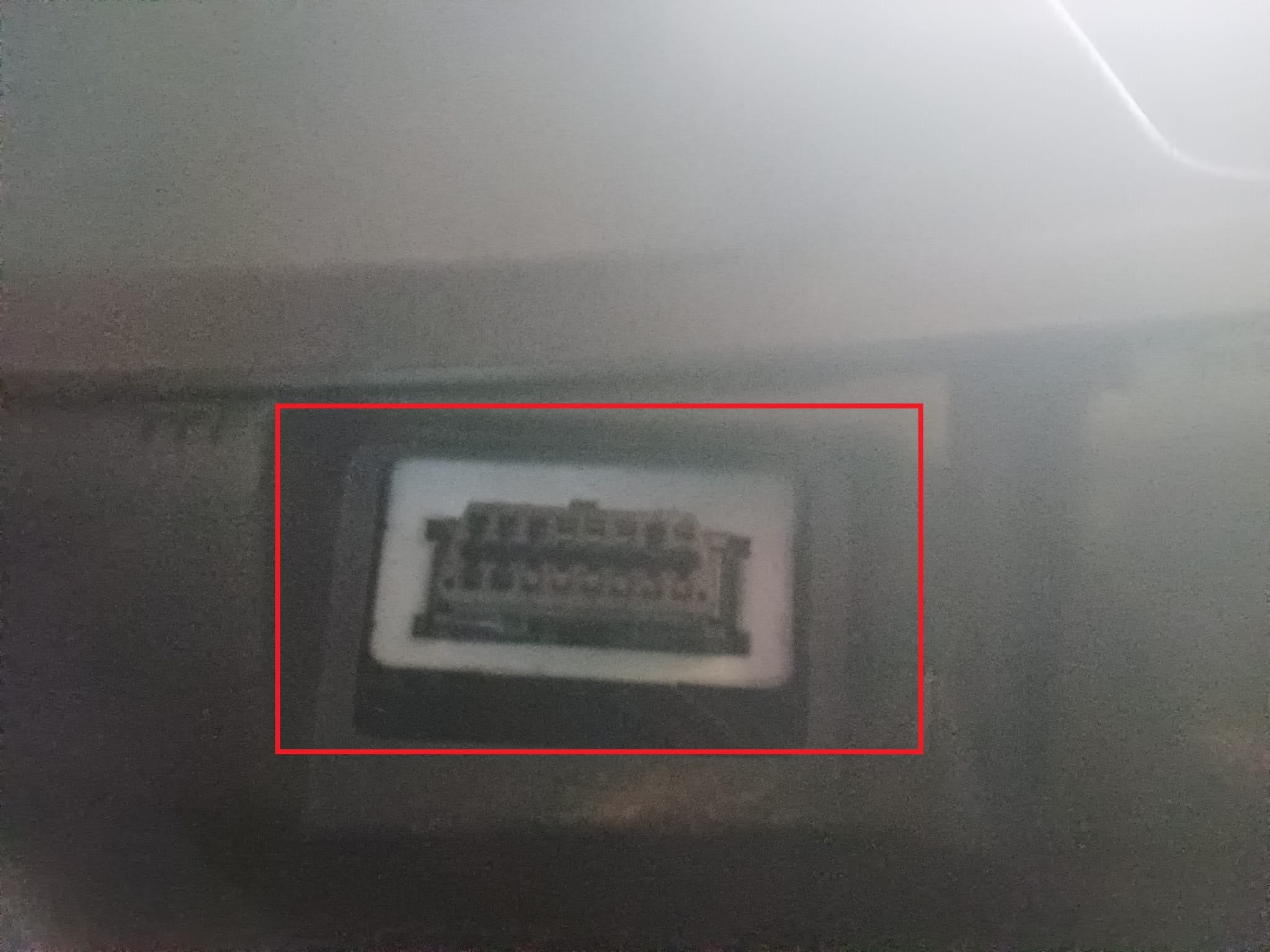 Zoom sur les broches internes d'un connecteur OBD femelle de véhicule Garadom