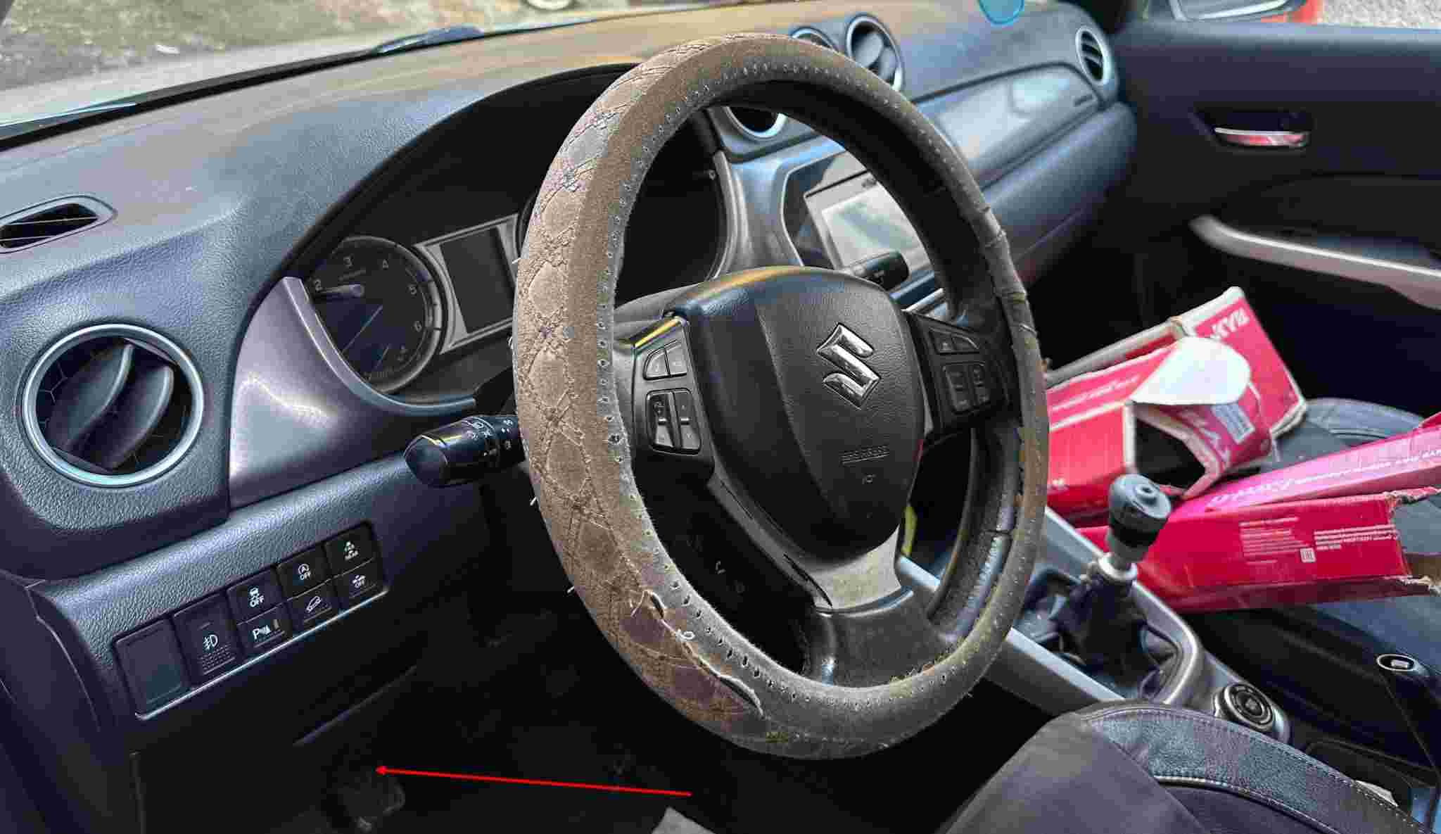 Emplacement de la prise de diagnostic OBD2 sous le volant d un Suzuki Vitara
