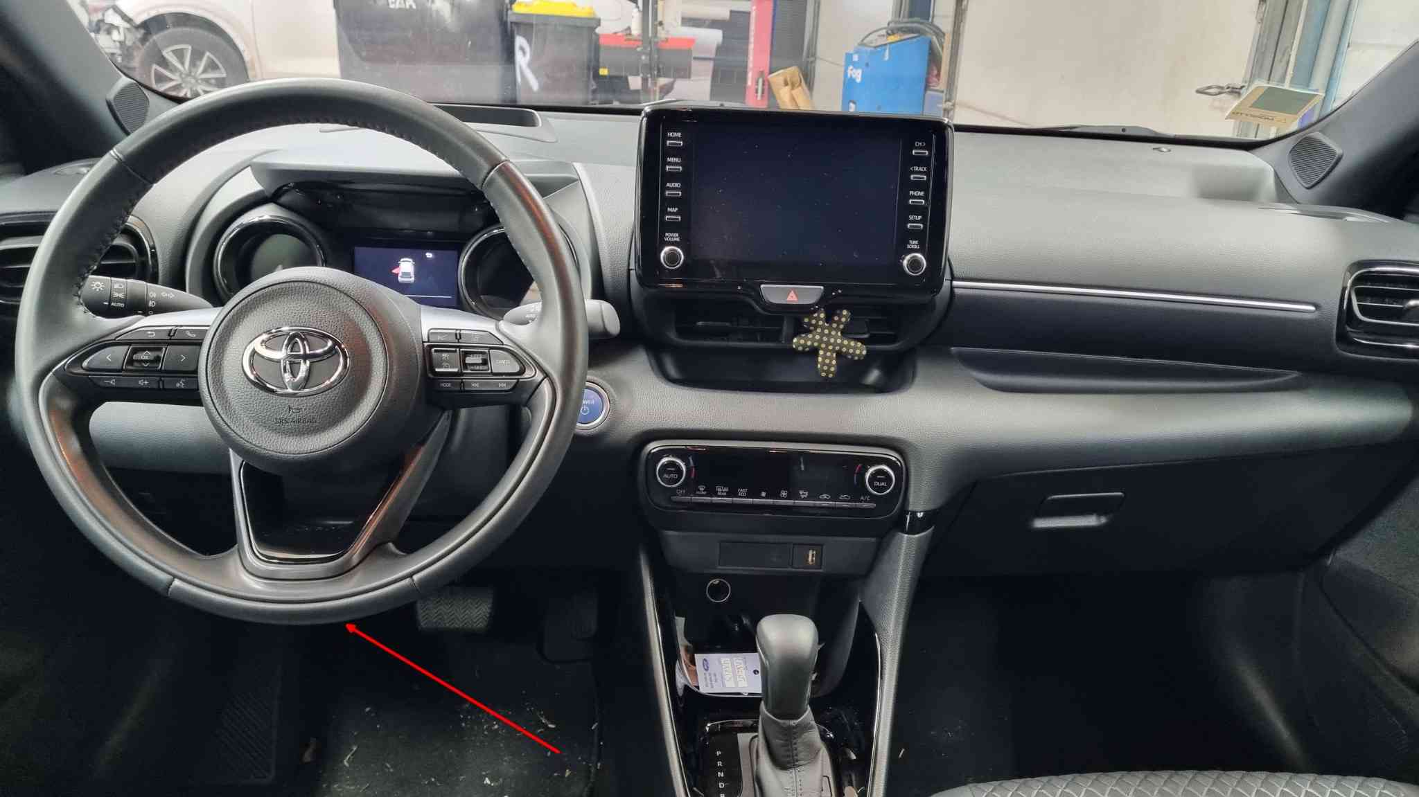 Prise de diagnostic OBD2 sous le volant dans l habitacle d une Toyota Yaris