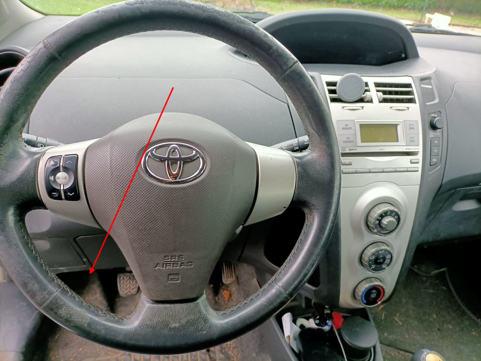 Emplacement de la prise de diagnostic OBD sous le volant d'une Toyota Yaris